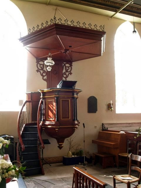 De preekstoel in de kerk van Winsum.